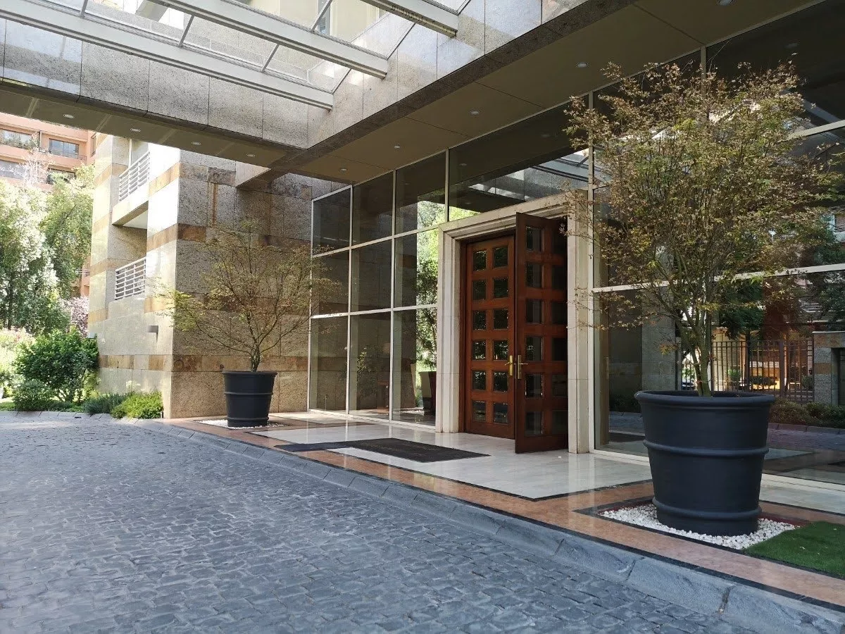 WIDE AND COMFORTABLE APARTMENT IN BARRIO EL GOLF (LAS CONDES)